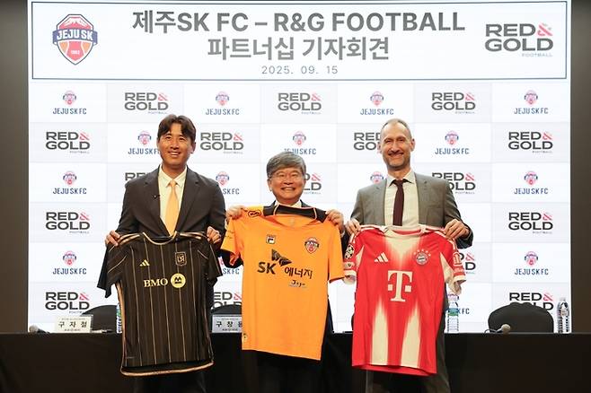 제주SK 구자철 유스 어드바이저와 구창용 대표이사, 요헨 자우어 R&G 풋볼 대표이사(왼쪽부터)가 15일 서울 마포구에 있는 스탠포드호텔코리아에서 열린 제주SK-R&G 파트너십 기자회견에서 LAFC, 제주, 바이에른 뮌헨 유니폼을 들어올리며 웃고 있다. 사진 | 제주SK