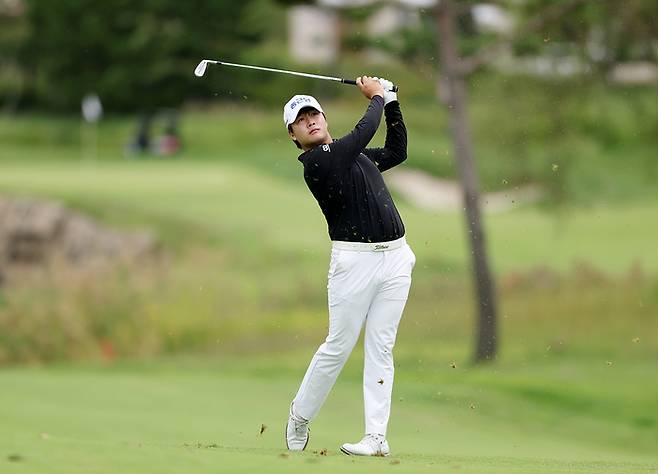 김민규가 제41회 신한동해오픈 2라운드 8번 홀에서 아이언 샷을 하고 있다. 사진 | 스포츠서울DB