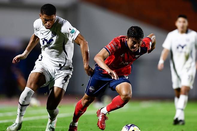 대구FC 카이오와 볼 다툼을 하고 있는 김강산.(빨간색 유니폼) /사진=김천상무