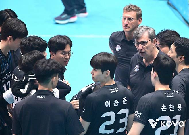 KOVO컵 대회에 참가해 첫 경기를 치렀던 현대캐피탈 선수들. 사진=KOVO