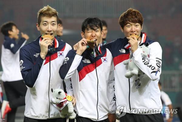 2018 아시안게임에서 금메달을 따내고 기뻐하는 손흥민. 연합뉴스