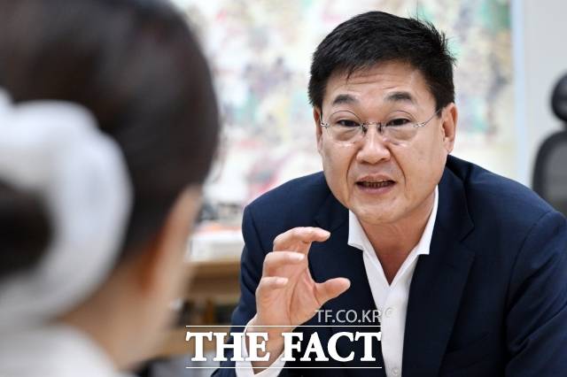 정문헌 종로구청장이 8일 오전 서울 종로구청 구청장실에서 <더팩트>와 인터뷰를 하고 있다. /남용희 기자