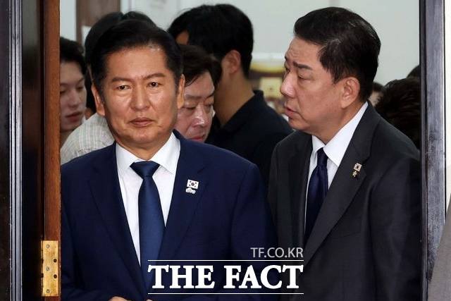 더불어민주당의 특검법 개정안 합의 파기로 정국이 얼어붙은 가운데, 국민의힘이 민생경제협의체 첫 회의를 제안하면서 여야 협치가 다시 시험대에 올랐다. 사진은 정청래 더불어민주당 대표와 김병기 원내대표. /뉴시스