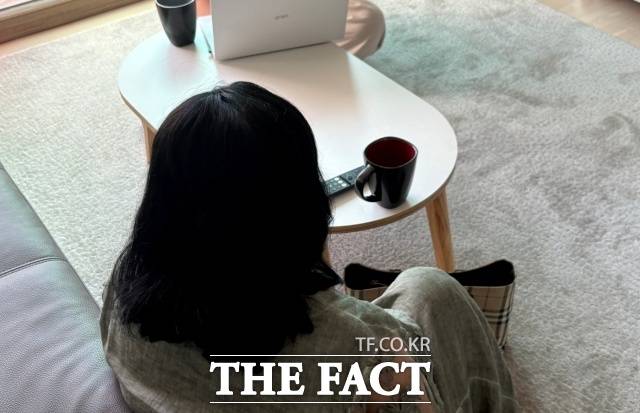 미군 위안부 피해자 A씨는 "수치가 아니라 역사다. 기억해야 한다"며 동두천 옛 성병관리소 건물 보존을 주장했다. 지난 10일 경기도 동두천의 모처에서 <더팩트>와 인터뷰 중인 A씨. /동두천=서다빈 기자