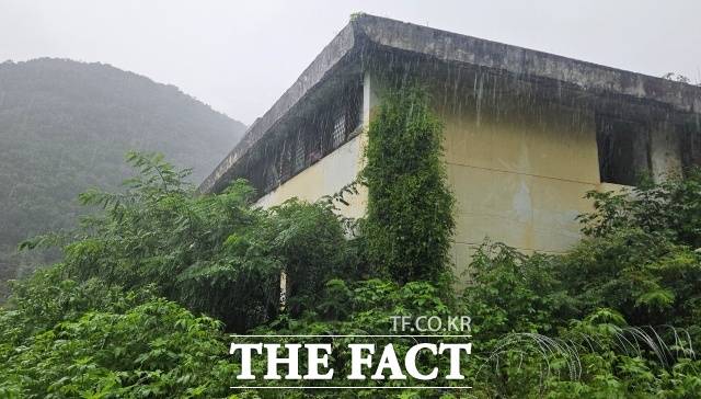 A 씨는 "창문으로 뛰어내릴까 수없이 생각했다"면서 "왜 몽키하우스라고 했겠나. 우리를 무시해서 원숭이처럼 취급한 것"이라고 말했다. /동두천=서다빈 기자