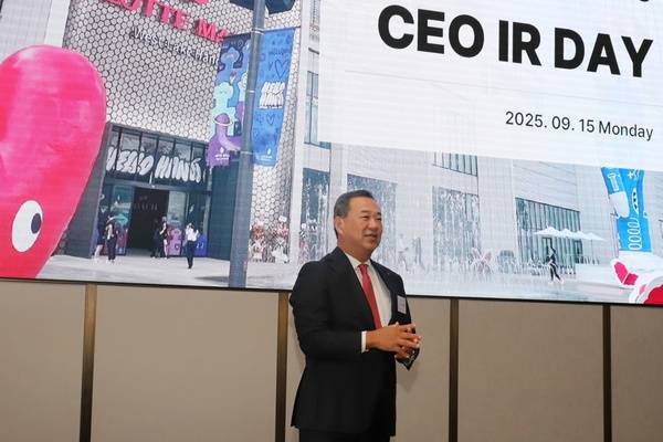 15일 서울 잠실 시그니엘 서울에서 열린 롯데쇼핑 'CEO IR DAY'에서 김상현 롯데쇼핑 대표이사 부회장이 참석자 100여 명에게 롯데쇼핑 전략을 발표하고 있다. /롯데쇼핑