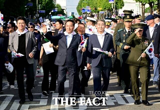 유정복 인천시장이 14일 동인천역 남광장에서 중구청까지 제75주년 인천상륙작전 기념 거리퍼레이드를 하고 있다./인천시
