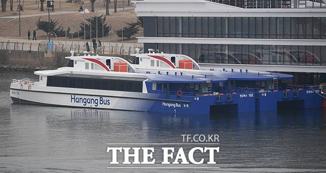 '한강버스'가 오는 18일 정식 운항을 시작한다. /장윤석 기자