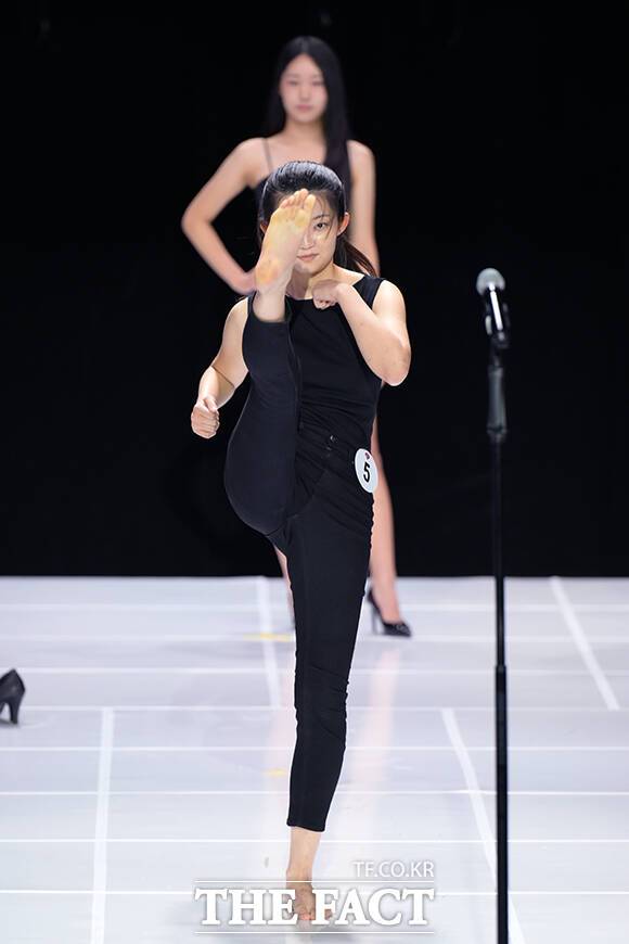 힘찬 발차기로 어필.