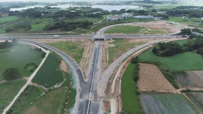 새만금~전주 고속도로 서김제 분기점 전경. 새만금 방조제에서 출발한 고속도로가 서해안고속도로와 연결되는 지점이다. 한국도로공사