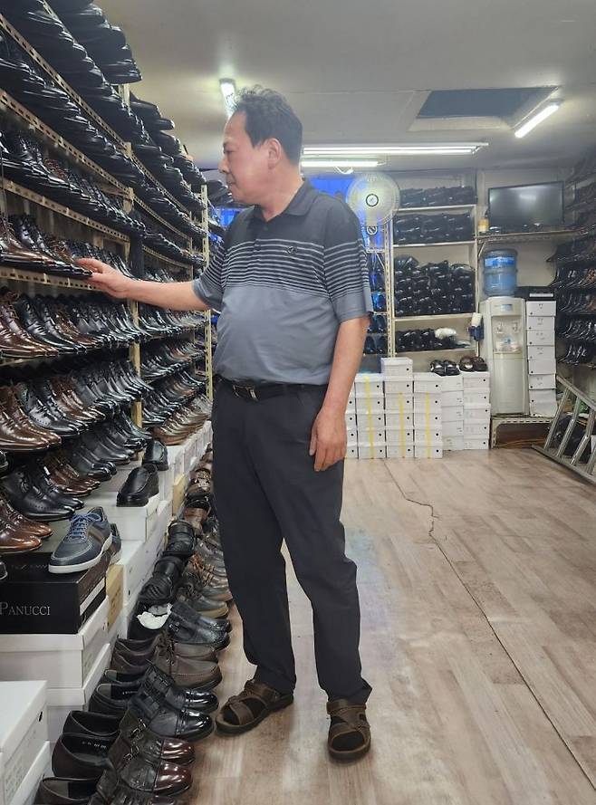 12일 오후 서울 중구 하나제화 사장 조태호씨가 수제 구두에 대해 설명하고 있다. 변선진 기자