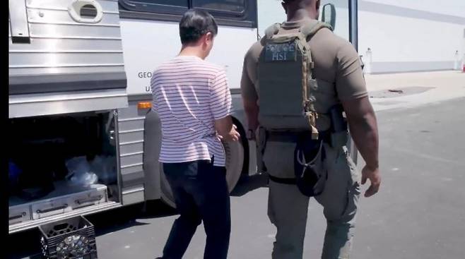 미국 이민 단속 당국이 지난 4일(현지시간) 조지아주 현대차그룹-LG에너지솔루션의 합작 배터리 공장 건설현장에서 벌인 불법체류·고용 단속 현장 영상과 사진을 홈페이지를 통해 공개했다. 2025.9.6 연합뉴스