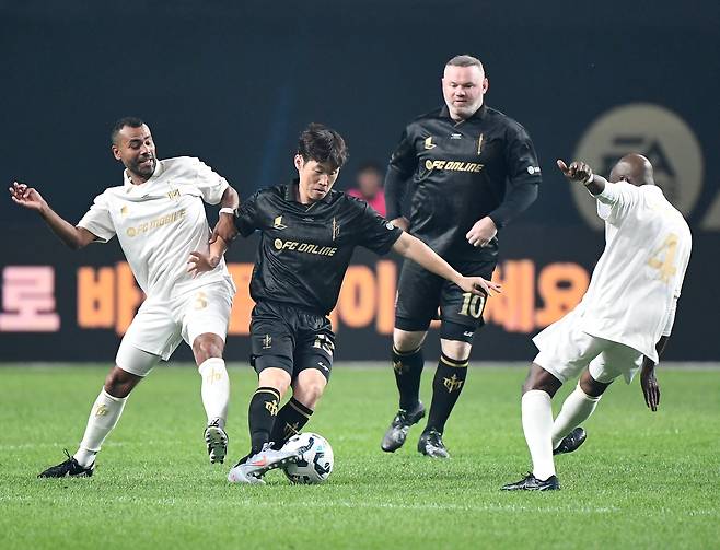 '2025 아이콘매치: 창의 귀환, 반격의 시작’이 14일 오후 서울 상암월드컵경기장에서 열렸다. 루니의 패스를 받은 FC스피어팀 박지성이 실드 유나이티드 팀 애슐리 콜과 마켈렐레를 제치고 있다. /스포츠조선