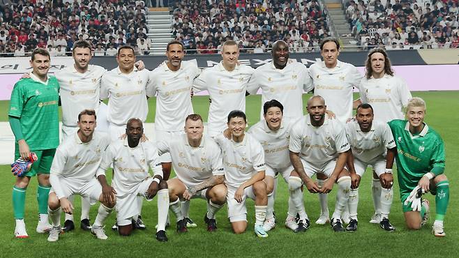 14일 오후 서울 마포구 서울월드컵경기장에서 열린 ’2025 아이콘매치: 창의 귀환, 반격의 시작‘ 경기에서 수비수팀의 모습. /박성원 기자