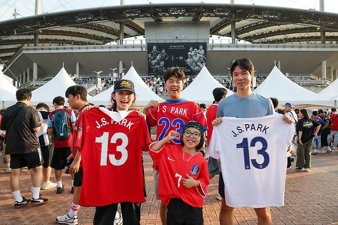 14일 오후 서울 마포구 서울월드컵경기장을 찾은 시민들. 이들은 박지성의 팬이라며 대전과 논산에서 왔다고 했다. /박성원 기자