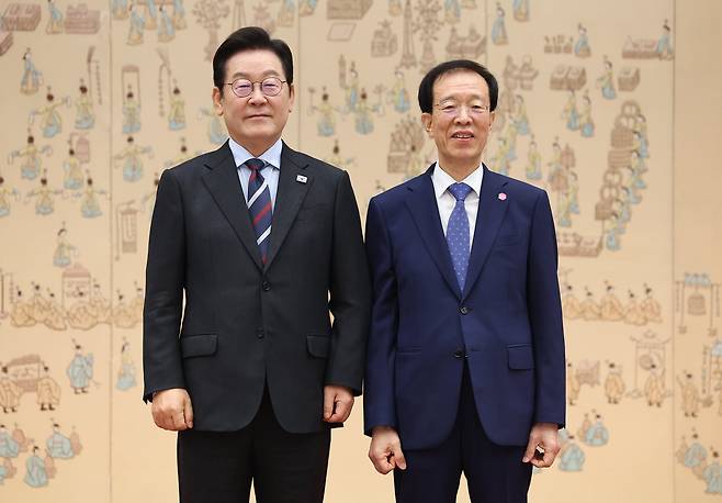 이재명 대통령이 15일 서울 용산 대통령실 청사에서 열린 위촉장 수여식에서 이석연 국민통합위원장에게 위촉장을 수여한 뒤 기념촬영을 하고 있다. /뉴시스
