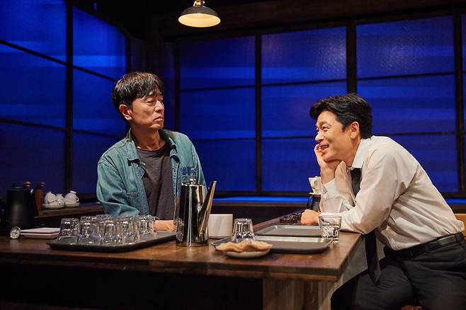 연극 '물의 소리' 공연 사진. 동호(김민상)와 기풍(이승준). /극단 맨씨어터