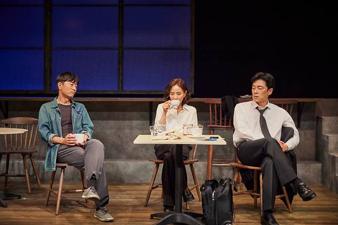 연극 '물의 소리' 공연 사진. 왼쪽부터 동호(김민상), 나연(서정연), 기풍(이승준). /극단 맨씨어터