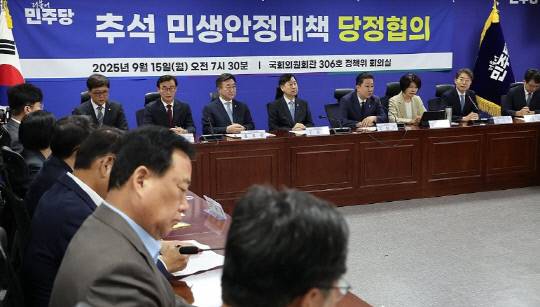 더불어민주당 김병기 원내대표가 15일 서울 여의도 국회에서 열린 '추석 민생안정대책 당정협의'에서 발언하고 있다. 연합뉴스.