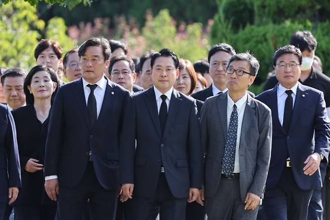 장동혁 국민의힘 대표가 14일 부산 남구 유엔기념공원에서 참배를 위해 이동하고 있다. ⓒ뉴시스