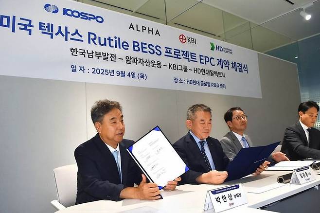 지난 4일 '미국 텍사스 Rutile BESS 프로젝트 EPC 계약 체결식'에 관련 임직원들과 방문한 박한상 KBI그룹 부회장이 계약서에 서명을 마치고 참석자들에게 서류를 보여주고 있다.ⓒKBI그룹