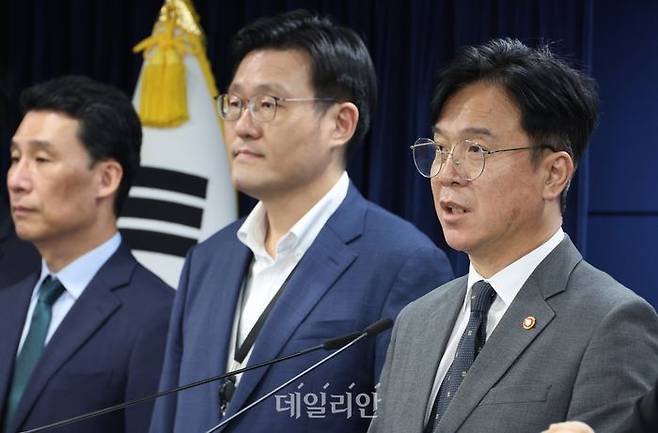 김영훈 고용노동부 장관이 15일 서울 종로구 정부서울청사에서 ‘노동안전 종합대책’을 발표하고 있다. ⓒ뉴시스