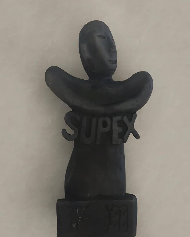 경흥각 오른쪽 지붕 위 토우 중 SUPEX를 든 토우. 온지음 집공방 제공