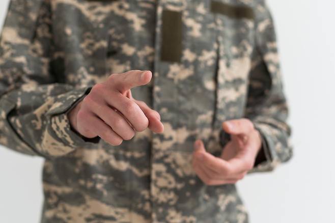 자신을 미군이라고 사칭하는 남성이 70대 여성에게 ‘결혼하자’며 해외송금을 요구한 사연이 전해졌다. 기사와 상관없는 이미지. 게티이미지뱅크