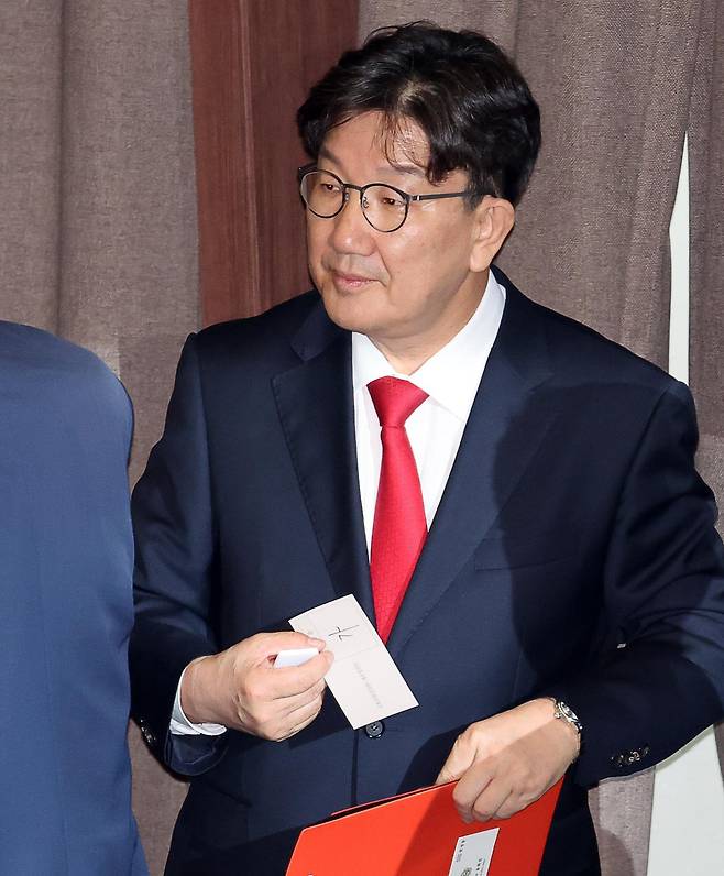 권성동 국민의힘 의원이 11일 오후 서울 여의도 국회에서 열린 제249회국회(정기회) 제4차 본회의에서 자신의 체포동의안에 대해 가결을 뜻하는 ‘가’를 기표한 후 투표를 위해 이동하고 있다. 2025.09.11.[서울=뉴시스]