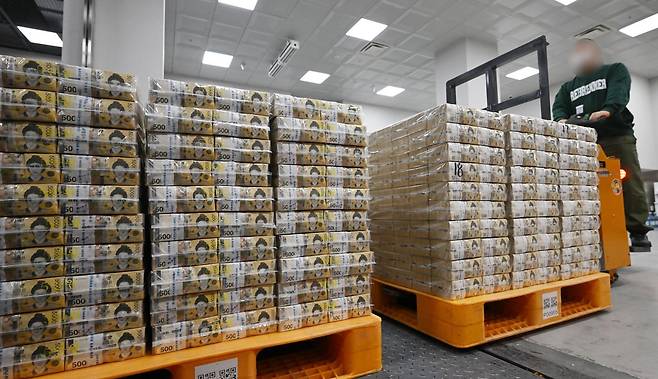 서울 중구 한국은행 본점에서 현금 운송업체 관계자들이 시중은행에 공급될 5만 원권 자금 방출 작업을 하고 있다.  사진공동취재단