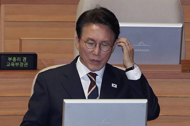 김민석 국무총리가 15일 오후 서울 여의도 국회에서 열린 제429회국회(정기회) 제5차 본회의에서 생각에 잠겨 있다. 뉴스1