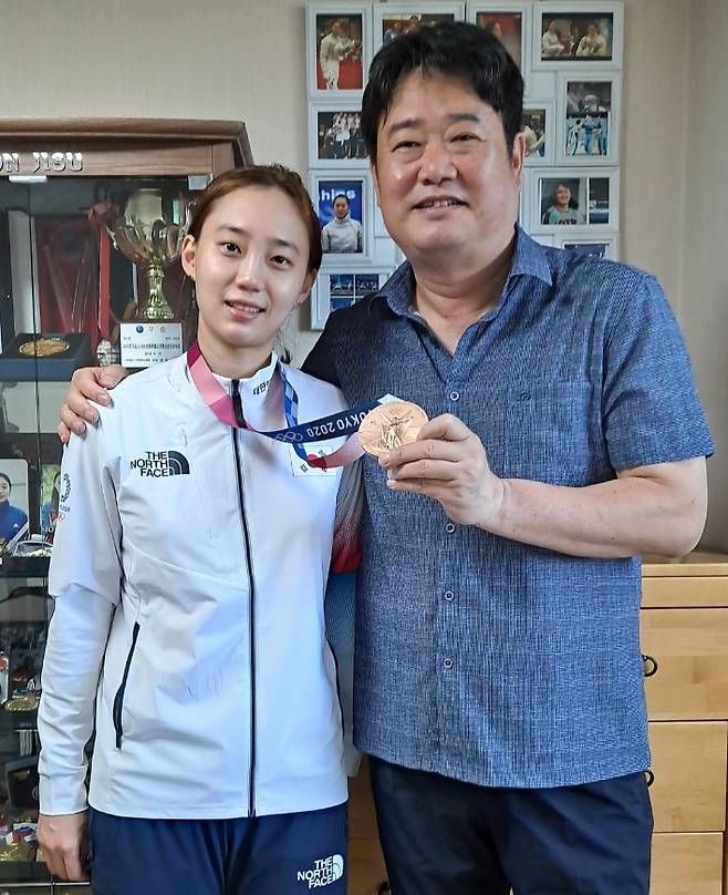 윤학길 전 롯데 2군 감독(오른쪽)이 딸 윤지수가 2021년 도쿄 올림픽 펜싱에서 딴 동메달을 들어 보이고 있다. 윤학길 감독 제공