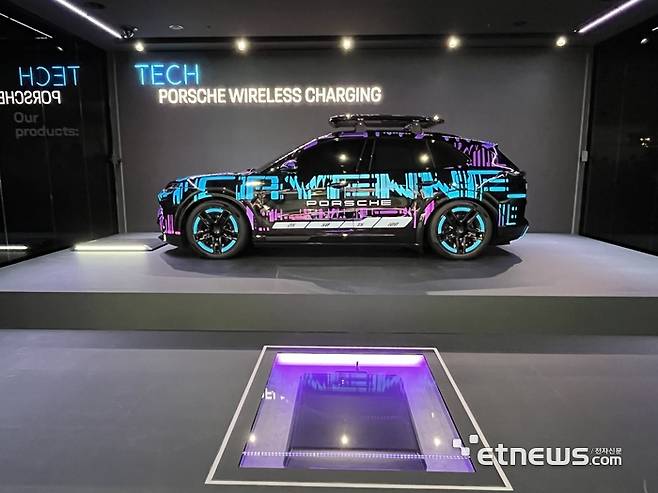 포르쉐 무선 충전 기술을 보여주는 카이엔 일렉트릭 프로토타입. 뮌헨=정치연 기자