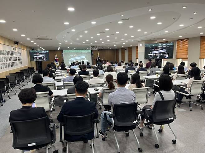 보건복지부는 15일 정부세종청사에서 김태유 서울대 명예교수 초청 강연회를 개최했다. 이스란 1차관, 이형훈 2차관을 비롯 국·과장 50여명이 참석했다. 김 교수가 강연하고 있다. 사진=정상균 기자