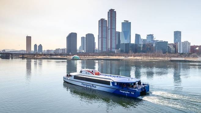 한강버스와 여의도 전경 서울관광재단 제공