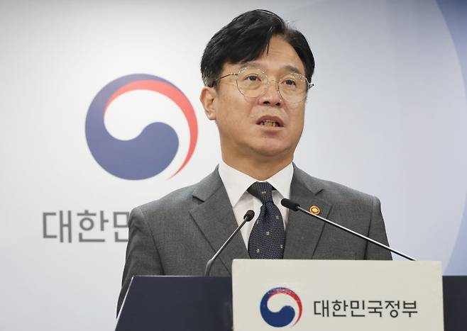 김영훈 고용노동부 장관이 15일 정부서울청사에서 '노동안전 종합대책'을 발표하고 있다. 뉴시스