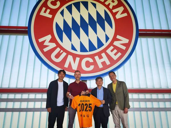 구창용 제주SK 대표이사, 구자철 제주SK 유소년 어드바이저와 R&G 관계자들. 제주SK 제공