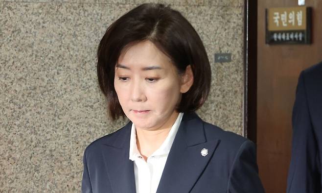 국회 법제사법위원회 소속 국민의힘 나경원 의원이 15일 서울 여의도 국회에서 조희대 대법원장에 대한 여당의 사퇴 요구 등 현안에 대한 입장을 밝히기 위해 발언대로 향하고 있다. 연합뉴스