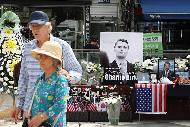 윤석열 전 대통령 지지 단체인 자유대학이 15일 오전 서울 중구 숭례문광장 인근에서 미국 우익 청년 활동가 찰리 커크 추모 행사를 열고 있다. 찰리 커크는 지난 10일(현지시각) 미국 유타주 유타밸리대학교에서 연설하던 중 총에 맞아 숨졌다. 최현수 기자 emd@hani.co.kr