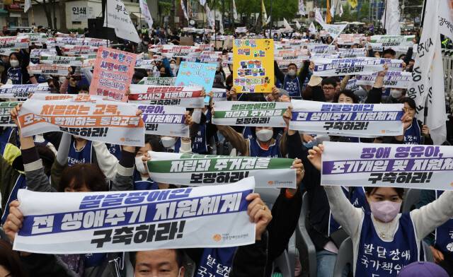 지난 2023년 4월20일 서울 용산구 삼각지역 인근에서 열린 4·20 장애인차별철폐 투쟁결의대회 참가자들이 손팻말을 들고 있다. 김혜윤 기자 unique@hani.co.kr