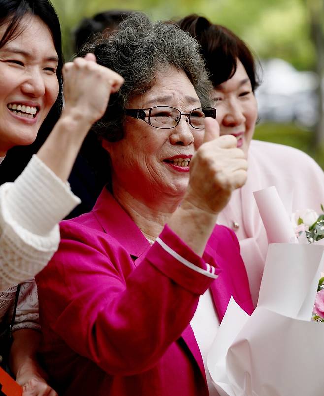 최말자씨가 2025년 9월10일 오후 부산 연제구 부산지방법원에서 열린 재심 선고공판에서 무죄를 받은 뒤 법원 앞에서 지인들과 기쁨을 함께 나누고 있다. 부산=이종근 선임기자 root2@hani.co.kr