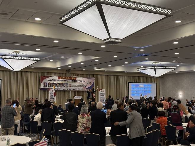 2025년 7월 미국 지부를 설립한 보수 성향 청년 단체 트루스포럼이 2025년 9월13일(현지시각) 개최한 제1회 워싱턴트루스포럼에 참석한 고든 창 변호사가 성조기와 태극기를 휘두르고 있다. 섄틸리/김원철 특파원