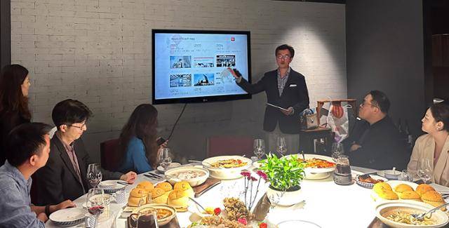 중국인 단체관광객 유치를 위해 10~12일 중국 광저우와 칭다오를 방문한 남궁표(오른쪽 세 번째) 롯데면세점 마케팅부문장이 칭다오 여행사 및 주요 파트너사 대표들에게 롯데면세점에 대해 설명하고 있다. 롯데면세점 제공