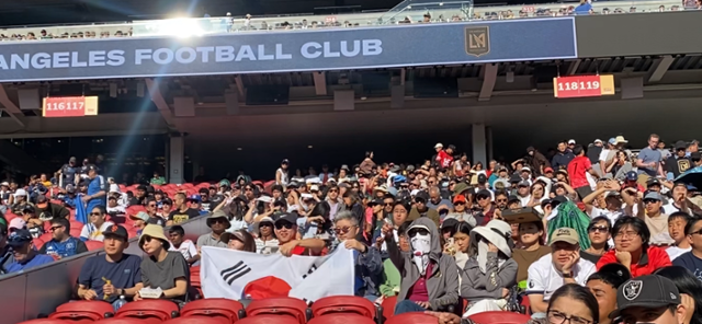 13일 미 캘리포니아 샌타클래라 리바이스 스타디움에서 한국인들이 태극기를 들고 응원하고 있다. 실리콘밸리=박지연 특파원