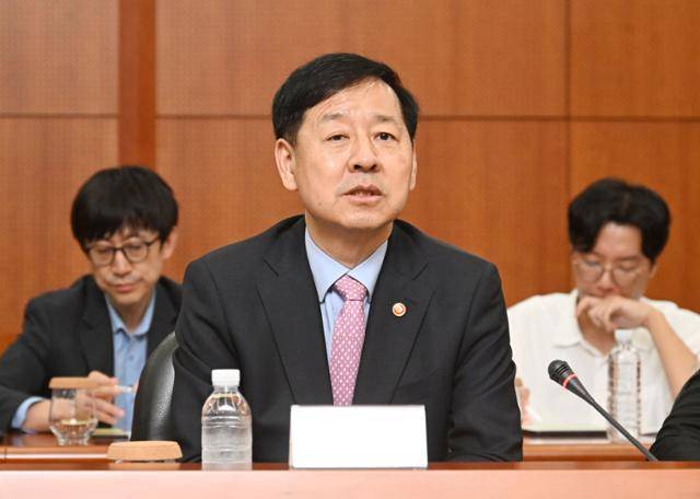 구윤철 부총리 겸 기획재정부 장관이 12일 경기 의왕시 현대자동차 로보틱스 랩을 방문해 AI 대전환 릴레이 현장 간담회를 하고 있다. 기획재정부 제공