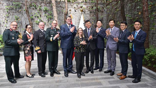 석종건(왼쪽 일곱 번째) 방위사업청장이 8일 서울 중구 주한 캐나다 대사관에서 스테파니 벡(여섯 번째) 캐나다 국방차관과 면담 후 양국 관계자들과 함께 기념 촬영을 하고 있다. 방위사업청 제공