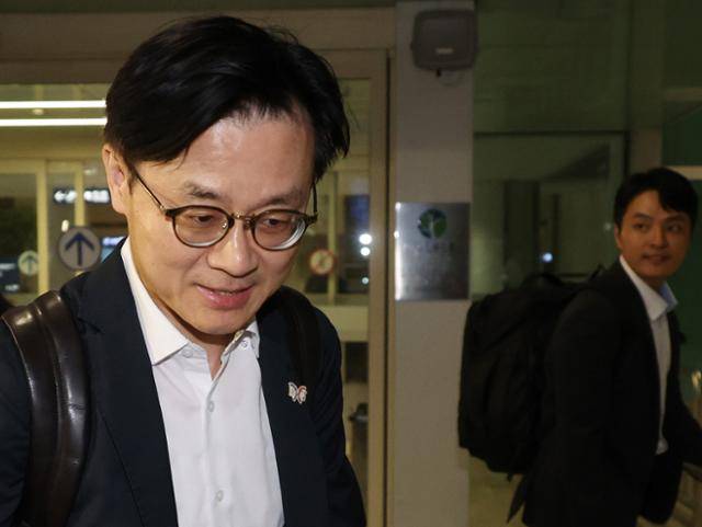 미국에서 한미 관세 협상 후속 협의를 한 김정관 산업통상자원부 장관이 14일 오전 인천국제공항을 통해 귀국하고 있다. 영종도=연합뉴스