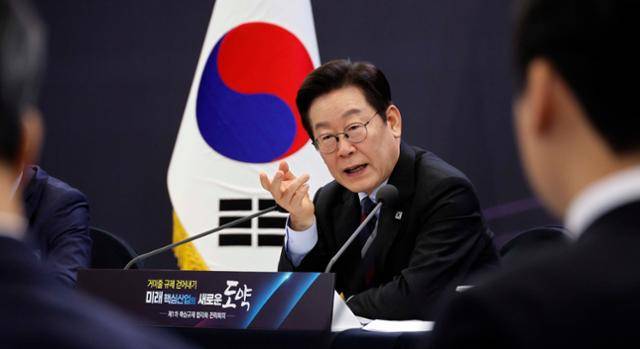 이재명 대통령이 15일 서울 성북구 한국과학기술연구원(KIST)에서 열린 제1차 '핵심 규제 합리화 전략 회의'에서 발언하고 있다. 왕태석 선임기자