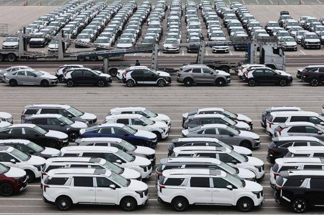 15일 경기 평택항에 수출용 자동차가 세워져 있다. 평택=연합뉴스