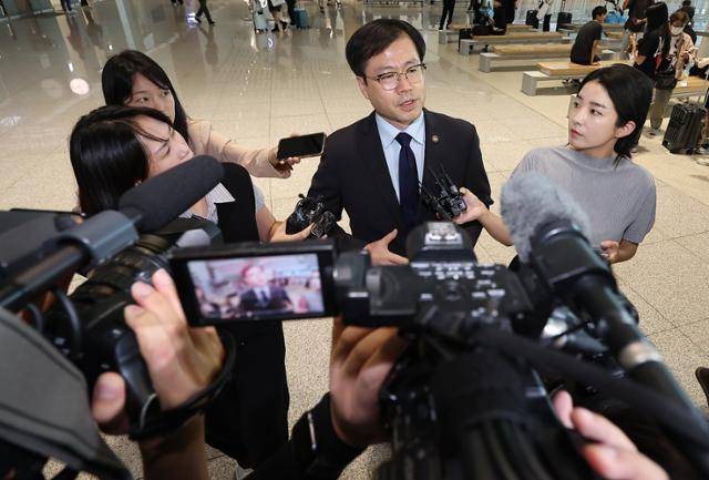 여한구 산업통상자원부 통상교섭본부장이 15일 미국과의 관세 협상 후속 협의를 위해 인천국제공항 제2터미널 출국장으로 향하며 취재진 질문에 답하고 있다. 영종도=연합뉴스